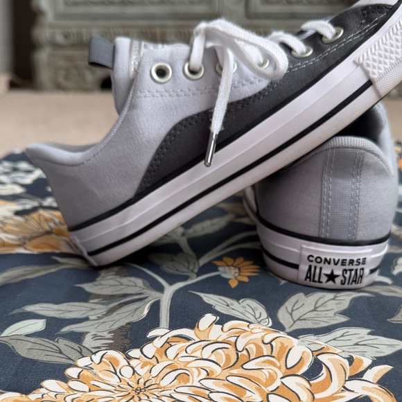 Converse women's Grey and Silver Sneakers size 7.5 - Picture 4 of 10